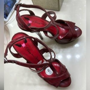 Zapatos de plataforma en la parte delantera